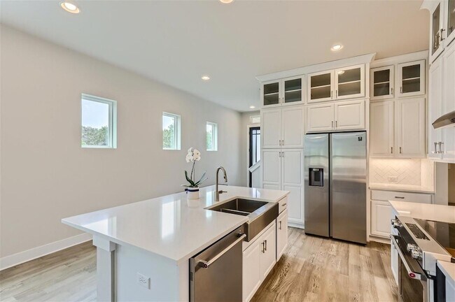 Building Photo - 611 Cuernavaca Dr N