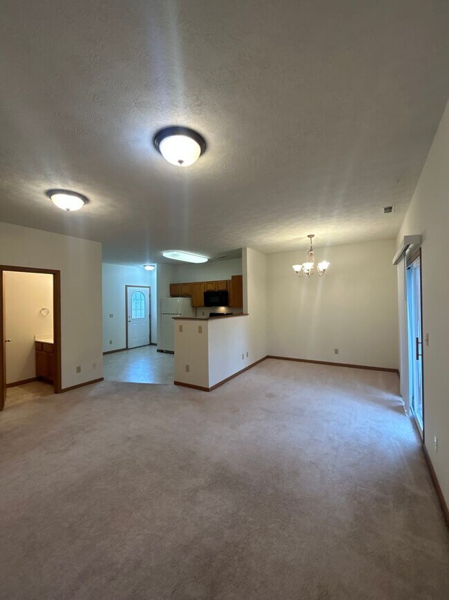 Foto del edificio - 3 Bedroom Townhome - Short Term Lease Avai...