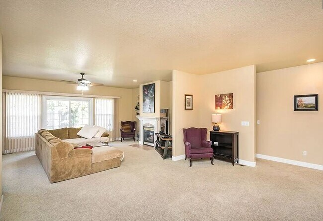 Building Photo - Spacious 3-Bedroom Home with Private Backy...