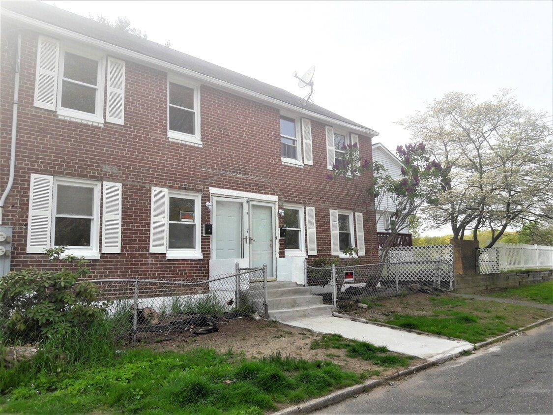 177 Wake St, Bridgeport, CT 06610 Townhome Rentals in Bridgeport CT