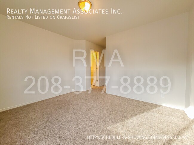 Building Photo - The Perfect 3 Bedroom on 5-Mile & Fairview!