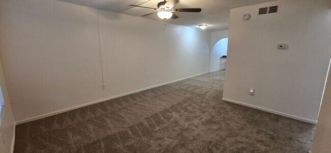 Building Photo - Beautiful 2 bedroom 2 bath Condo New Paint and flooring throughout
