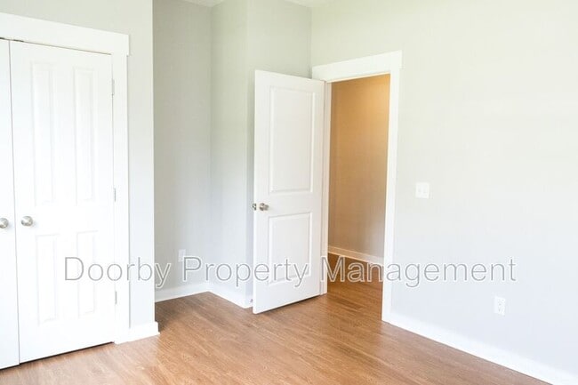 Building Photo - 206 S Aster Ave