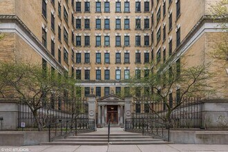 Building Photo - 559 W Surf St