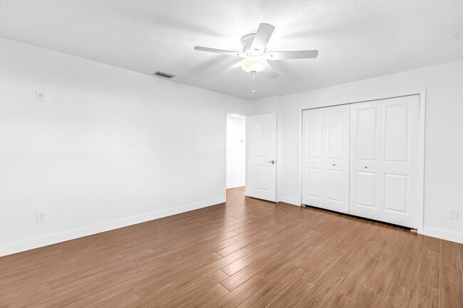 Foto del edificio - 652 42nd Ave NE