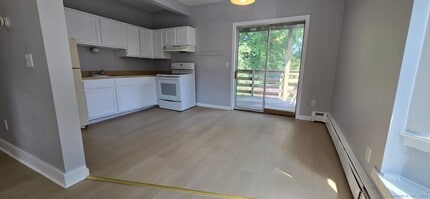 Building Photo - 306 Sigourney St