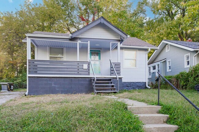 Building Photo - Charming 3 Bedroom Home with Spacious Layo...