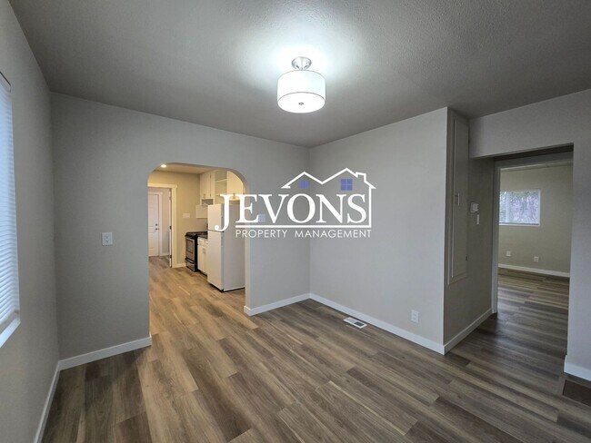 Foto del edificio - 3 bedroom homes with washer and dryer – 1-acre lot next to an orchard – Large and samll pets allo...