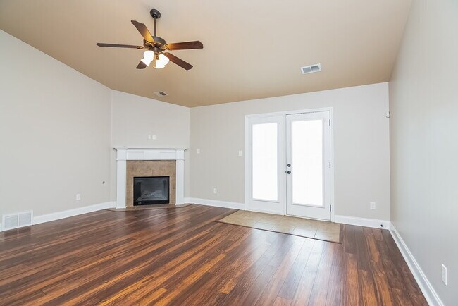 Building Photo - 2851 S Hartland