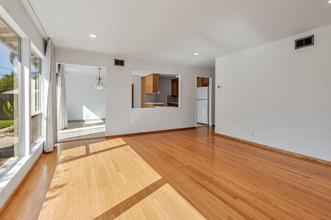 Foto del edificio - Charming 3-Bedroom 2-Bathroom Home in Sant...