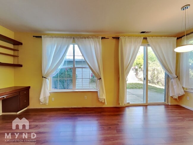 Building Photo - 1723 NE Ashberry Dr