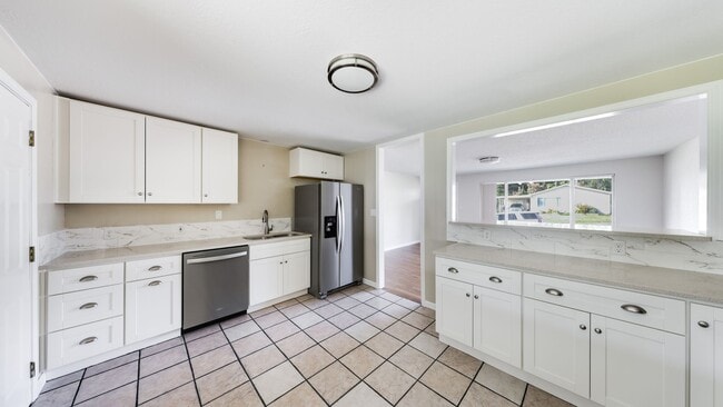 Foto del edificio - 3 Bed 1 Bath - Hardwood Floors - Pet Friendly - NAS Whidbey