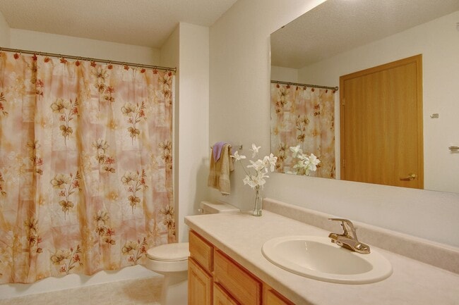 Heritage Park Bathroom - Heritage Park Apartment Homes