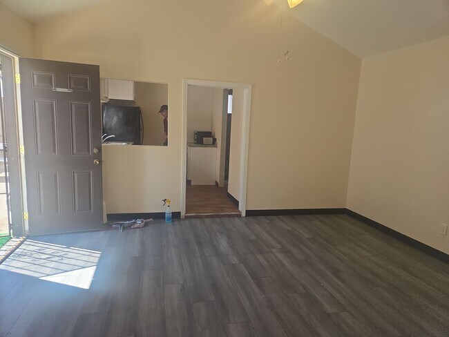 Foto del edificio - Must see this Large  one bedrom one bath  ADU home with availalbe off street parking.