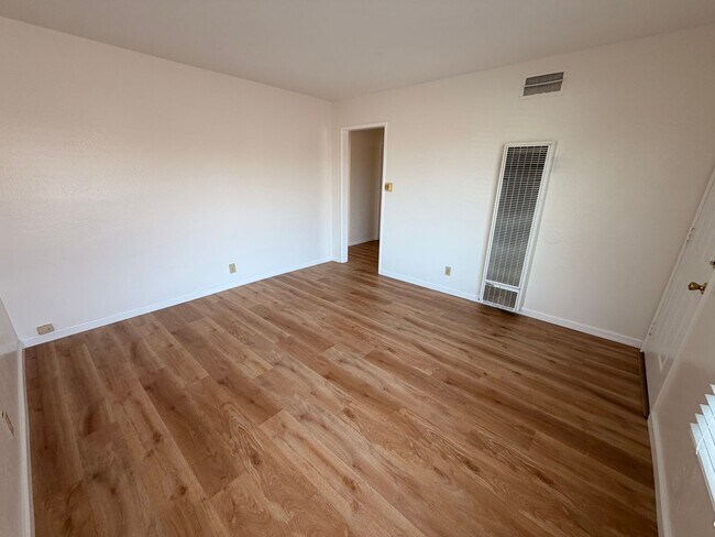 Foto del edificio - BRIGHT & SPACIOUS 2 BEDROOM/1 BATH AVAILABLE TO RENT IN LIVERMORE CA!!!!
