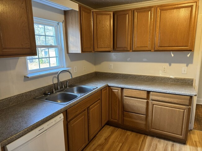 Foto del edificio - 115 Kenneth Blvd