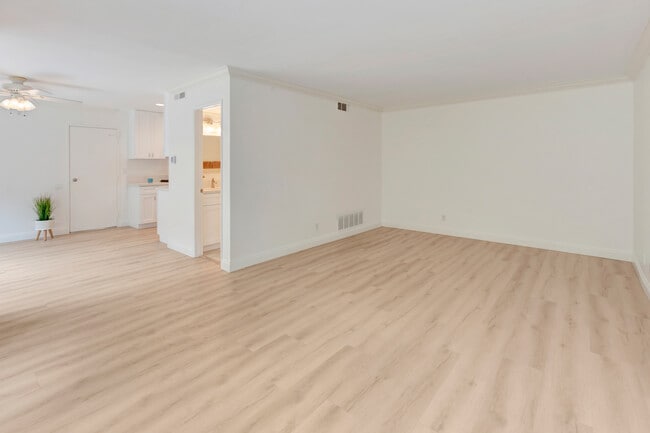 Building Photo - 22974 Via Nuez