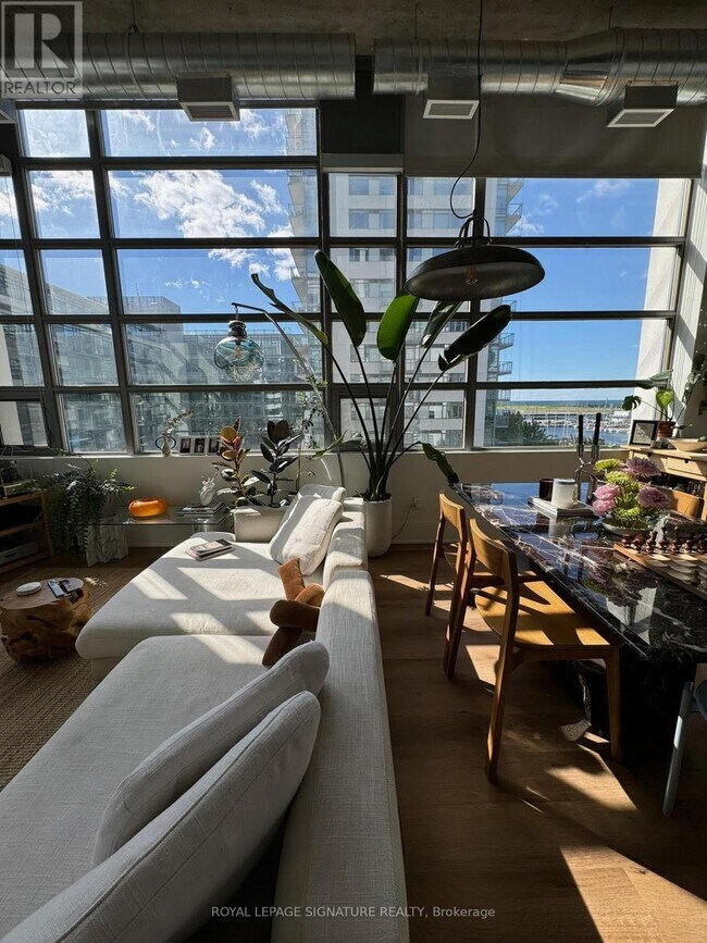 Photo du bâtiment - 637 Lake Shore Blvd W