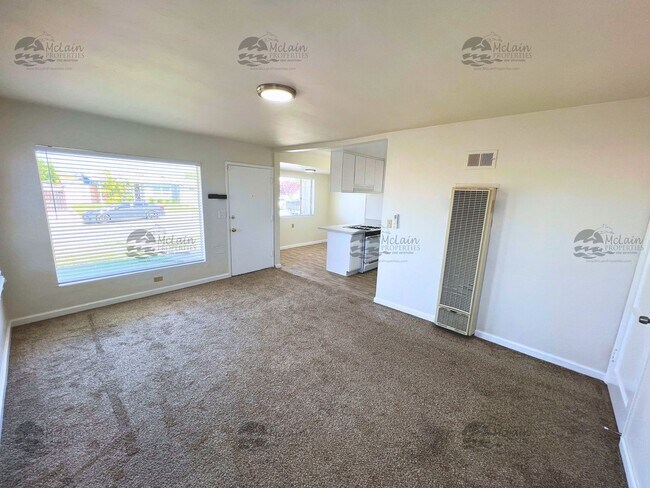 Building Photo - Newly upgraded 3 bd/1.5 bath with fenced yard