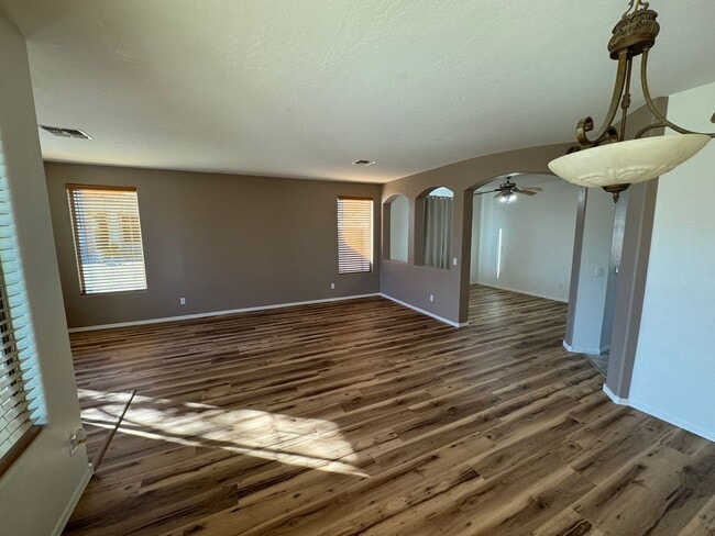 Building Photo - 1522 E Ebony Pl