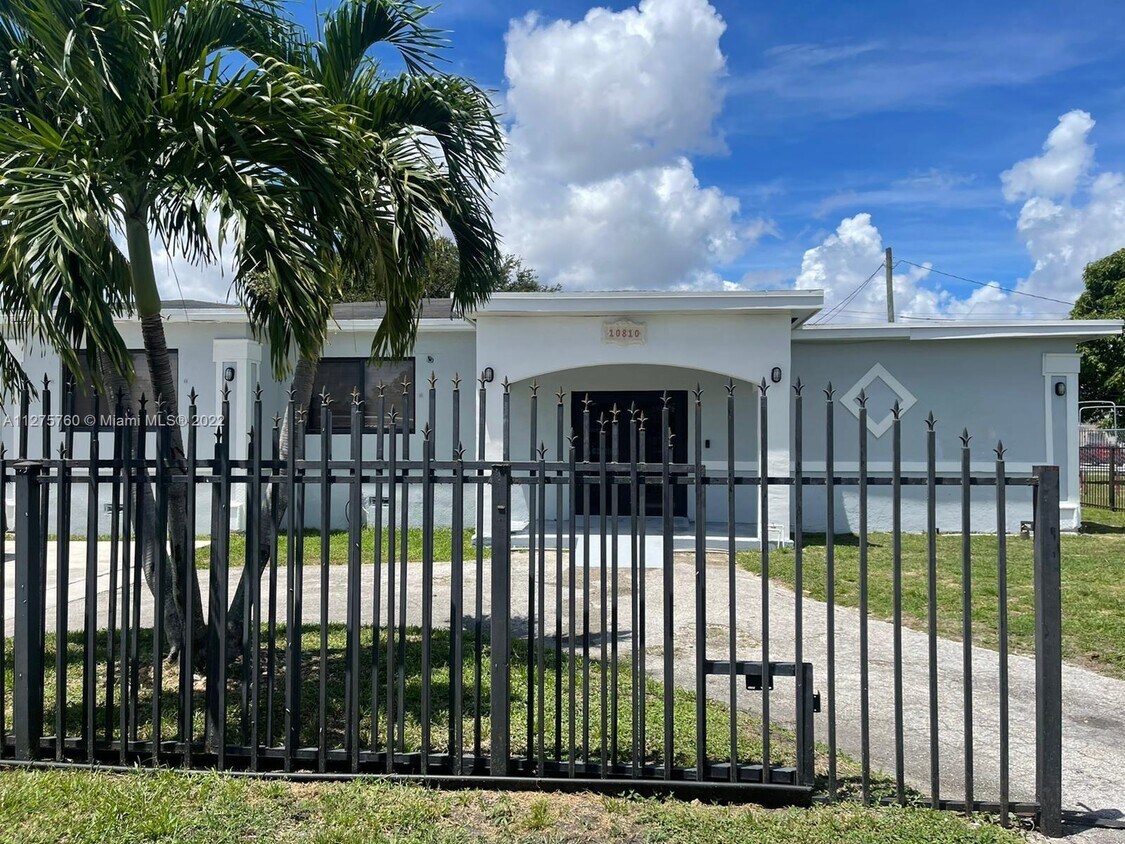 Foto principal - 10810 NW 26th Ave