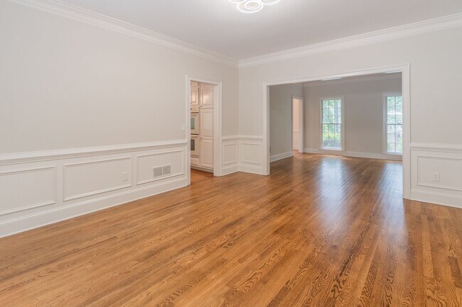 Building Photo - Amazing 5+ bedroom single family home with private pool in desired Saddlebrook Forest