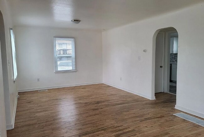 Building Photo - 2 Bed 1 Bath with 2 Bonus Rooms