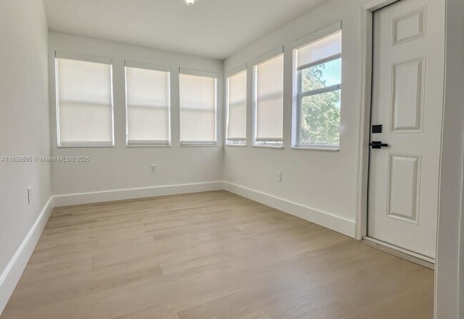 Building Photo - 125 Frow Ave