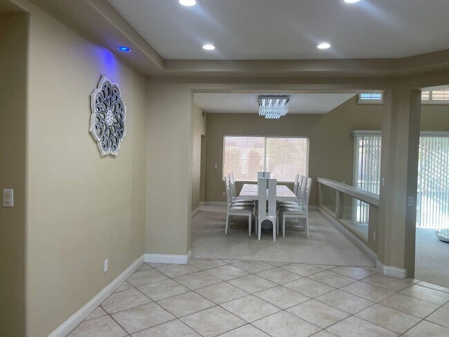 Foto del edificio - Gorgeous 5 BR/4BA home with pool & basement!