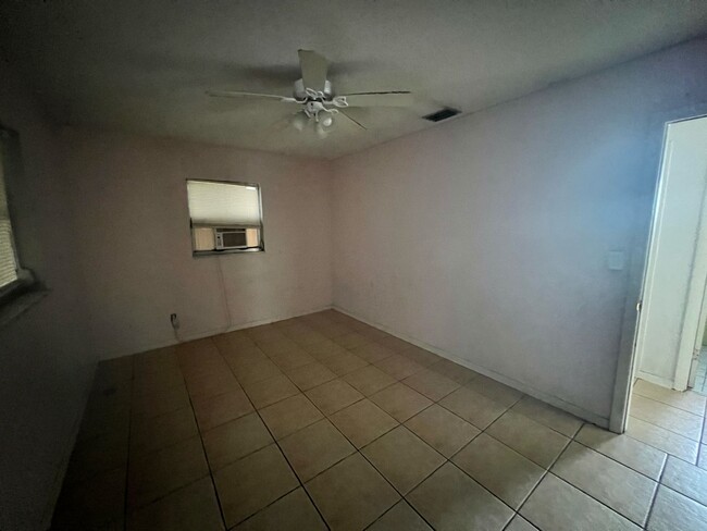 Foto del edificio - 1420 Kimdale St E