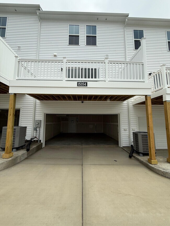 Building Photo - 15354 Oasis Sun Aly