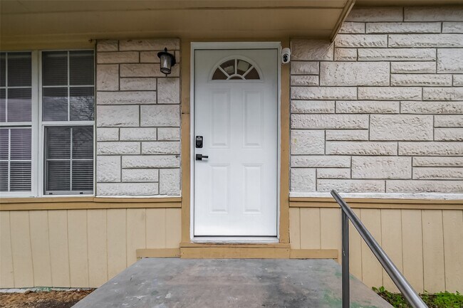 Building Photo - 1221 Parkway Dr