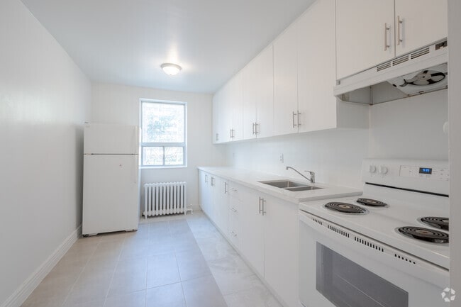 Building Photo - 1524 Bathurst Street