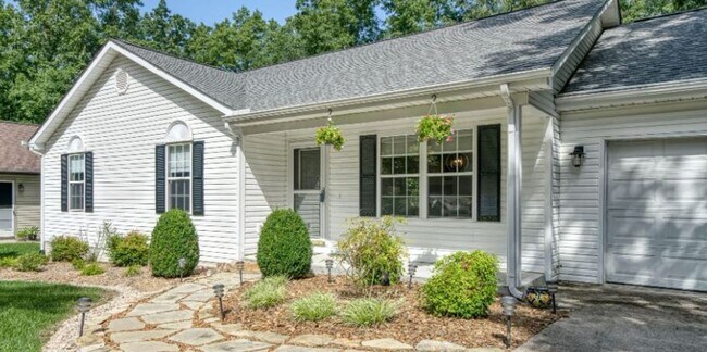 Foto del edificio - 3 bedroom / 2 bath Perfect location *Available for a 12 month lease* Unfurnished