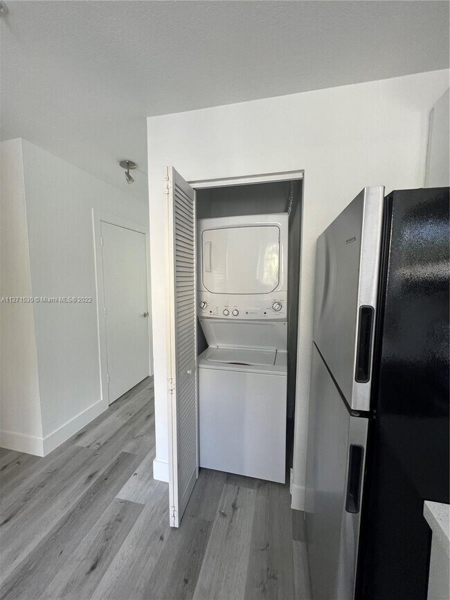 Foto del edificio - 2054 NE 167th St  3-122 North Miami Beach ...