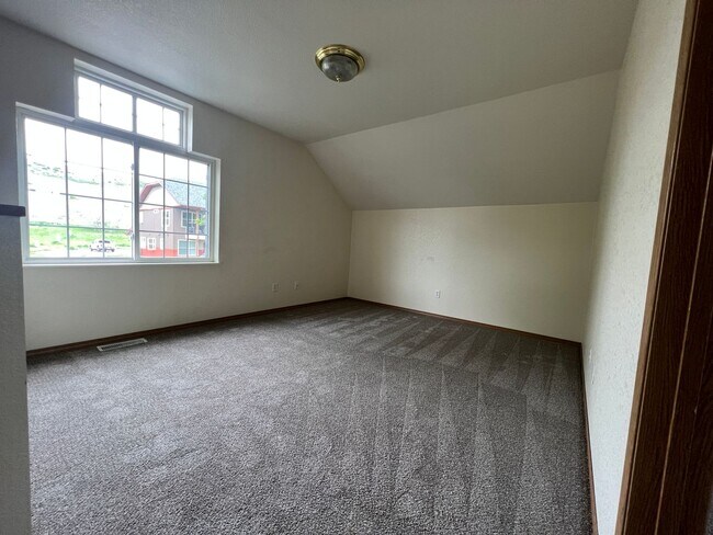 Foto del edificio - 2 Bed - 2 Bath - Off Street Parking