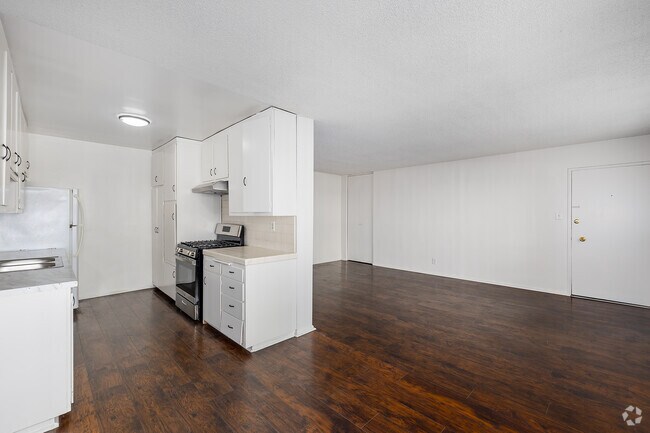 2 habitaciones, 2 baños - 900 pies cuadrados - Cocina - 740 S. St. Andrews Place