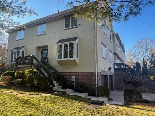 Building Photo - Luxurious 3-Bedroom Townhouse with Finishe...