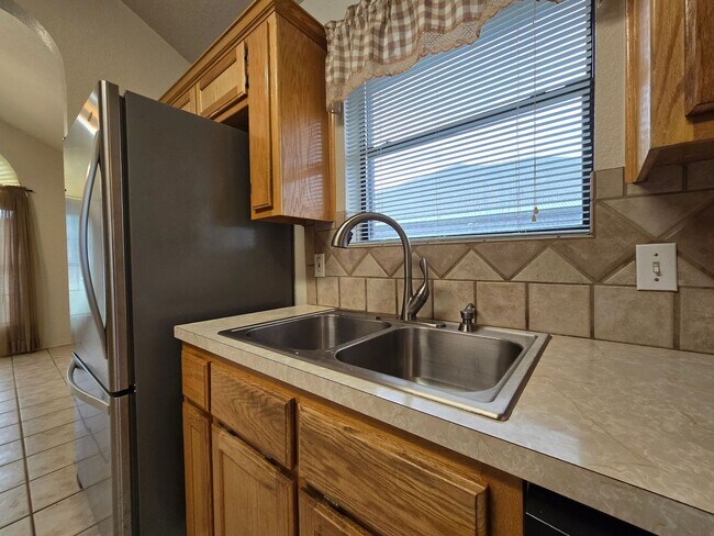 Foto del edificio - AVAILABLE NOW!