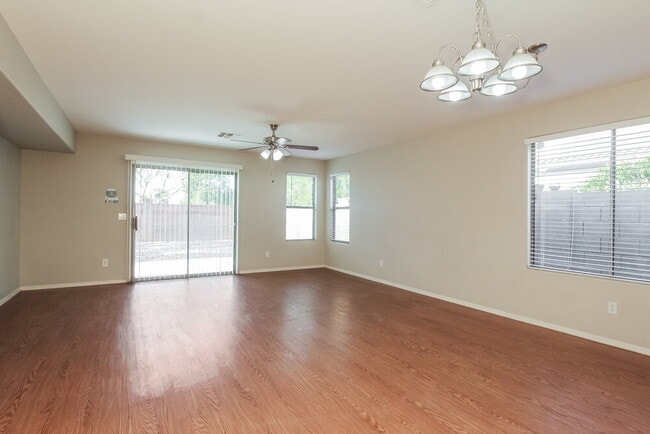 Foto del edificio - 372 S 151st Ave