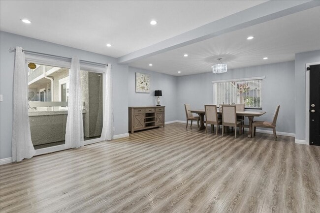 Foto del edificio - Updated Three Level Arcadia Townhome with Private Yard and Attached Garage