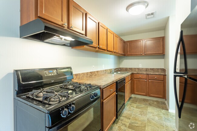 2 HAB, 1 BA - Spruce - Fairway Trails Apartments