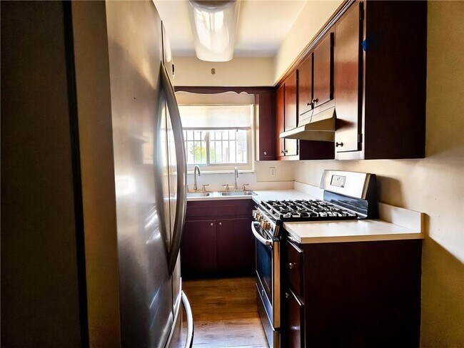 Foto del edificio - 1224 E 9th St