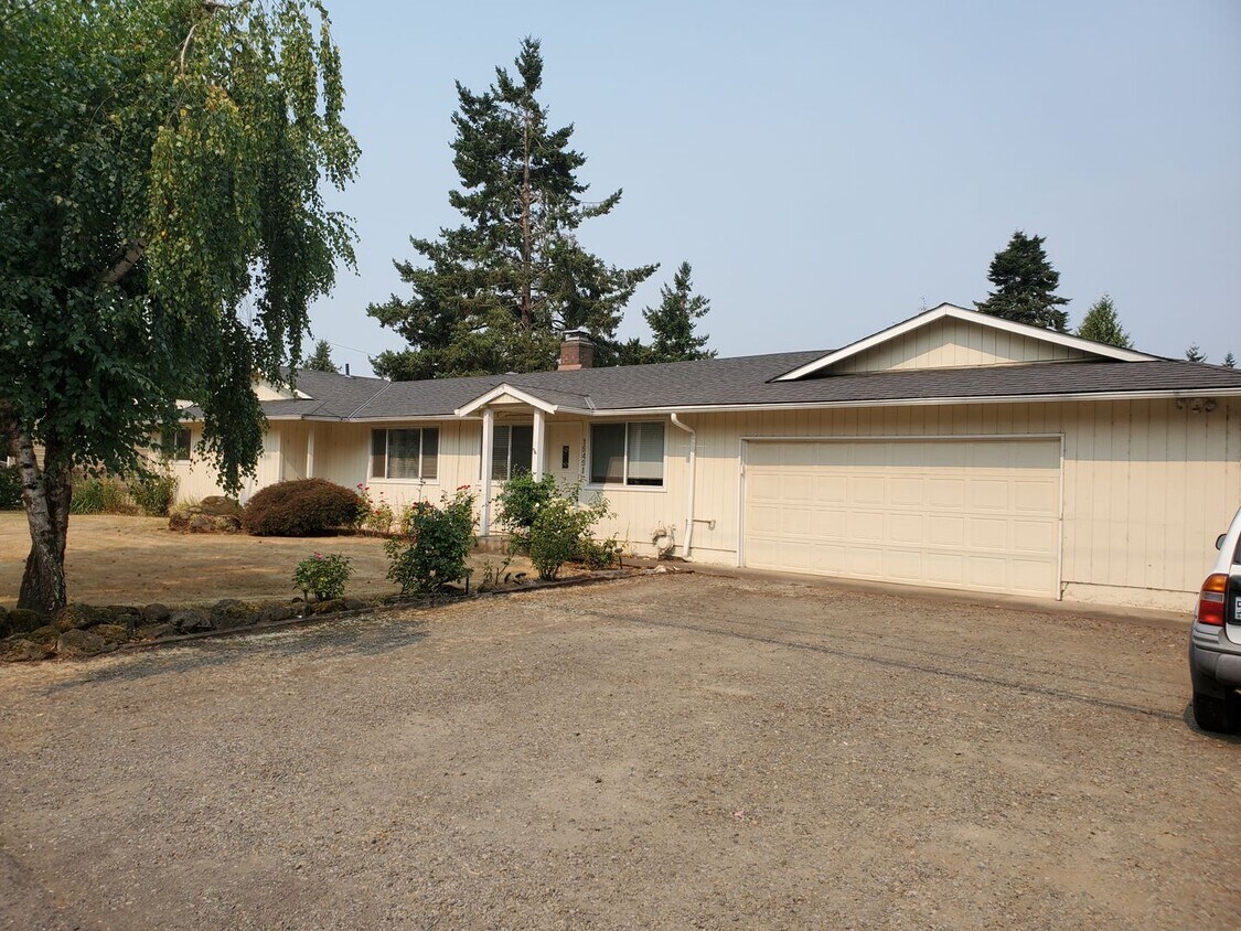 Primary Photo - $2,595 - Comfortable Three Bedrooms, Two B...