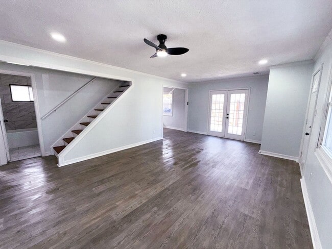 Building Photo - Stunning Full Remodel! 3BR/2BA Home with F...