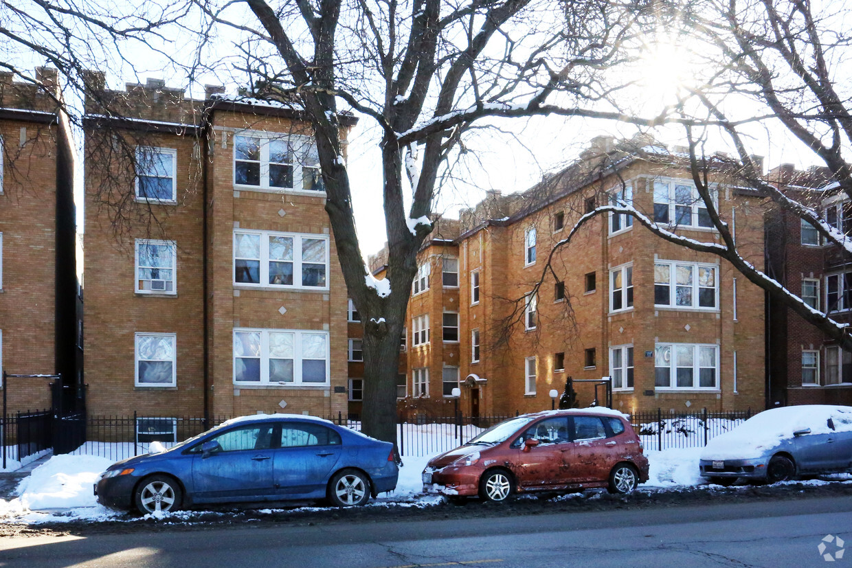 Primary Photo - Damen Ave Apartments