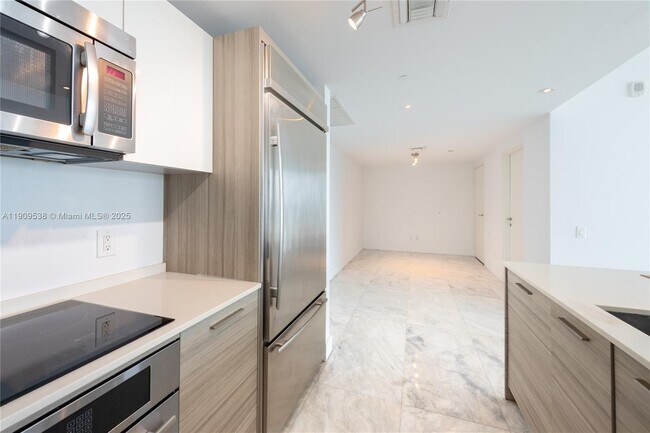 Building Photo - 1300 Brickell Bay Dr