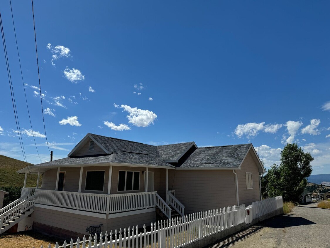 Primary Photo - 40 Blue Wing St