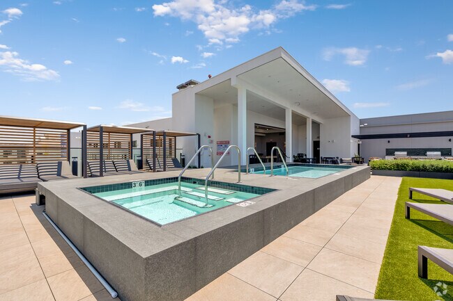 Piscina y salón en la azotea - WM by CLG