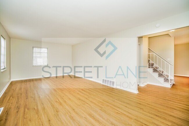 Building Photo - REDUCED!